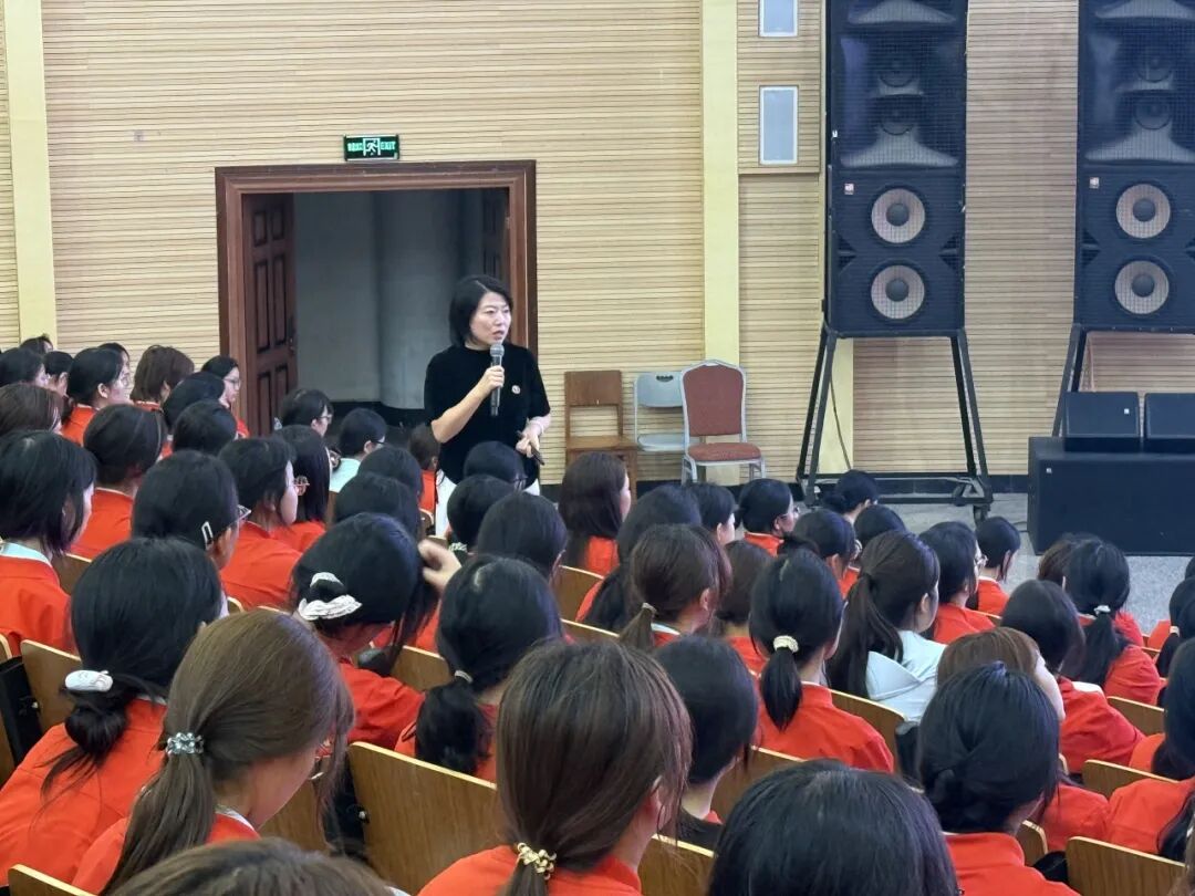 学院资讯 | 筑梦财商启新程 奋楫扬帆向未来——财经商贸学院举行2026级新生开学典礼暨开学第一课 第 4 张