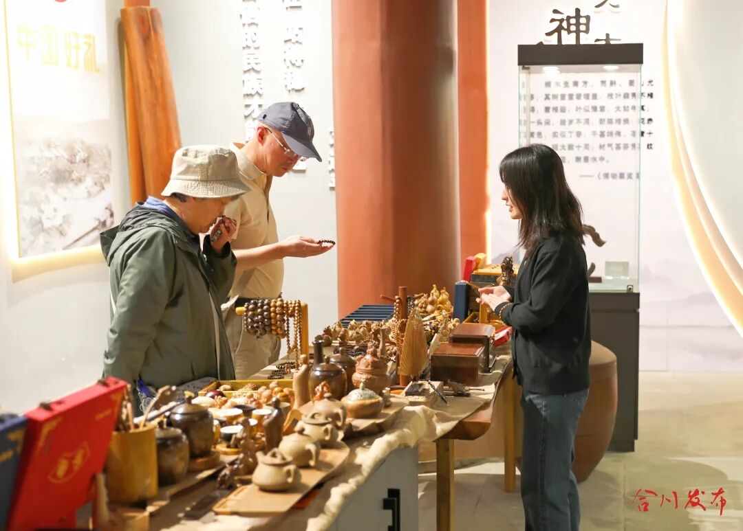 金丝楠木博物馆内，游客们近距离感受千年木韵的魅力3（用）.jpg