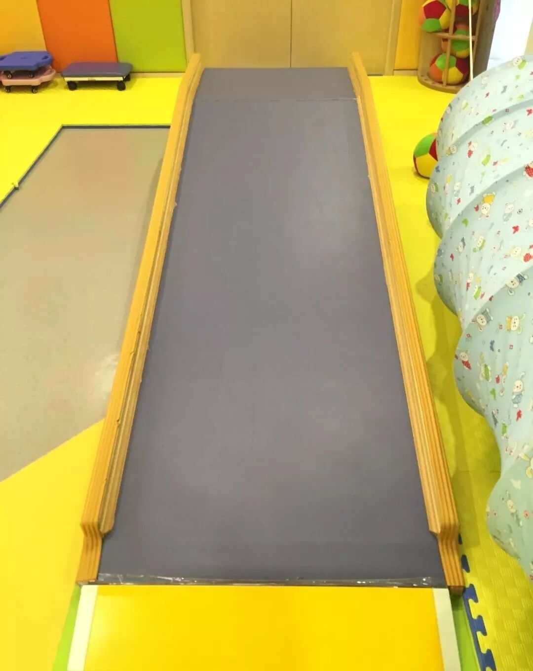 器械区有什么器械【详解】大滑板、羊角球、蹦床......这些感统器械到底什么用处？_https://www.jmylbn.com_新闻资讯_第12张