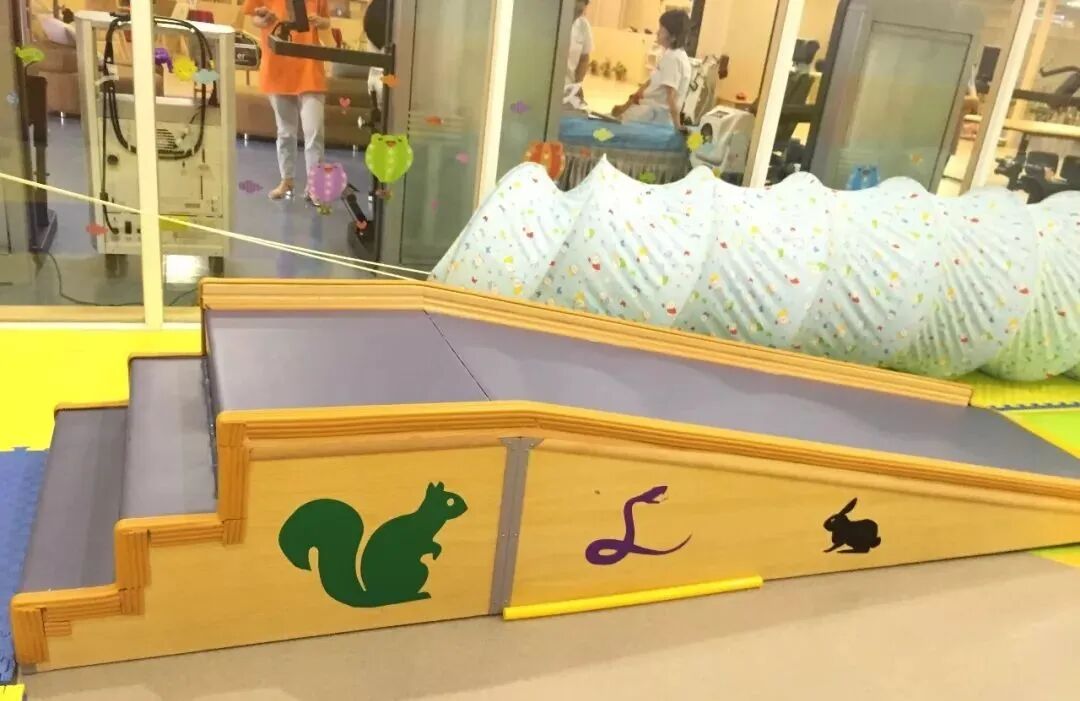 器械区有什么器械【详解】大滑板、羊角球、蹦床......这些感统器械到底什么用处？_https://www.jmylbn.com_新闻资讯_第13张