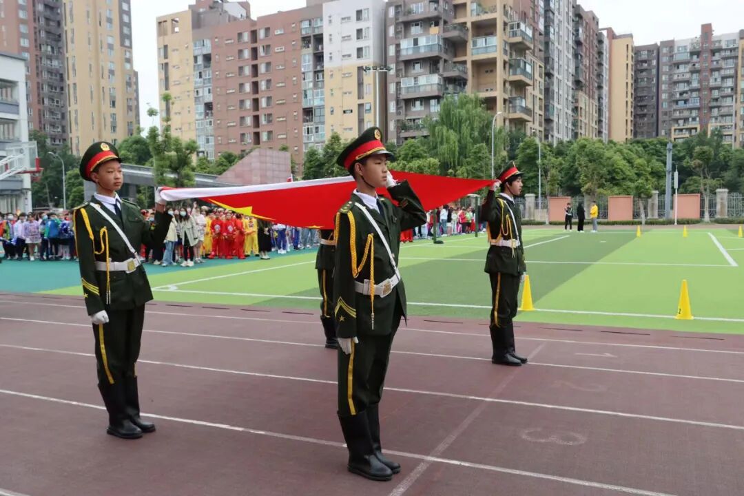燃爱国雄魂——记树德小学国旗护卫队训练 - 成都市树德小学
