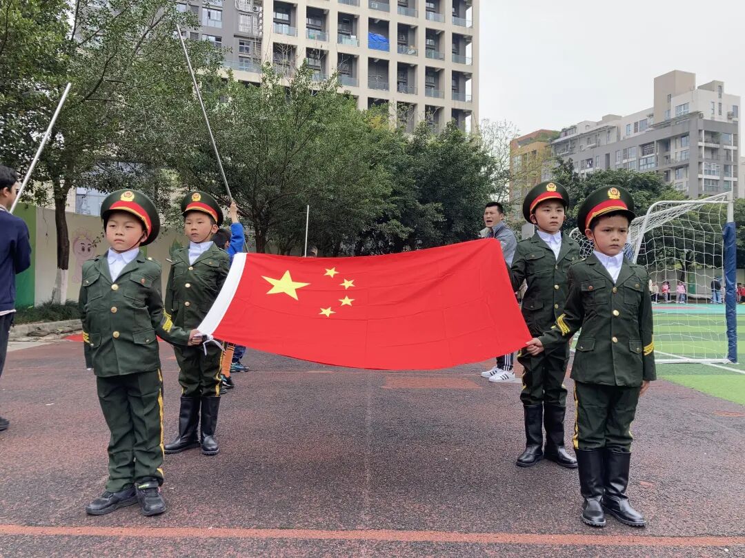 燃爱国雄魂——记树德小学国旗护卫队训练 - 成都市树德小学