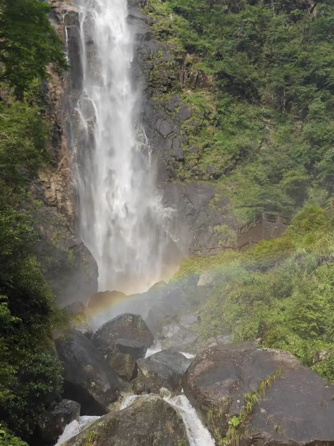 高铁直达，挖到了和昆明齐名的“春城”，4元一碗粉，泡汤江西一绝，安逸又便宜！
