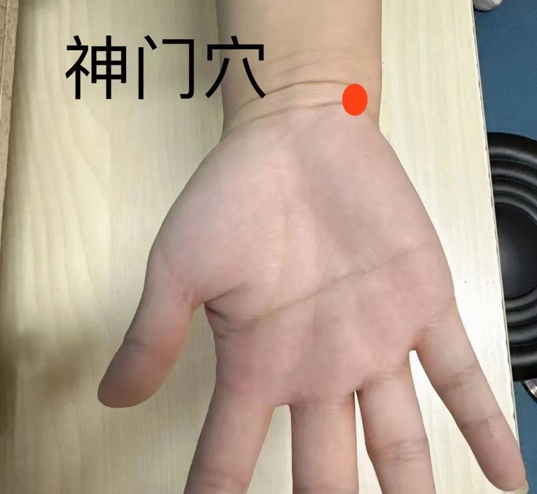 ①位置:掌心向上,前臂靠小指侧的腕横纹上.