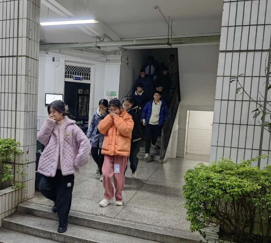 以"演"筑防 防范未"燃"——柳州铁一中学开展消防安全疏散演练 - 高中