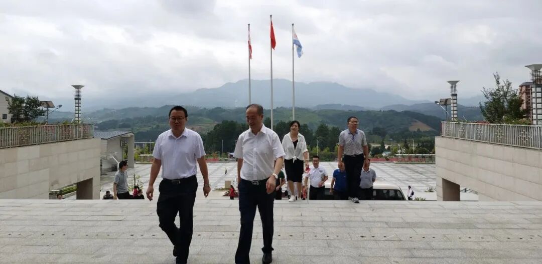 都匀一中开展“为群众办实事”杨加军同志就一中存在的困难逐一进