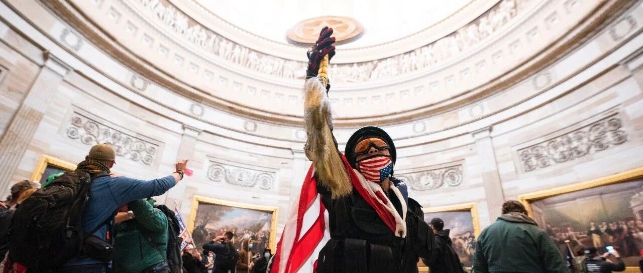 2021年开年上演最魔幻一夜！特朗普支持者占领国会大厦，一人身亡，三大股指尾盘小幅跳水