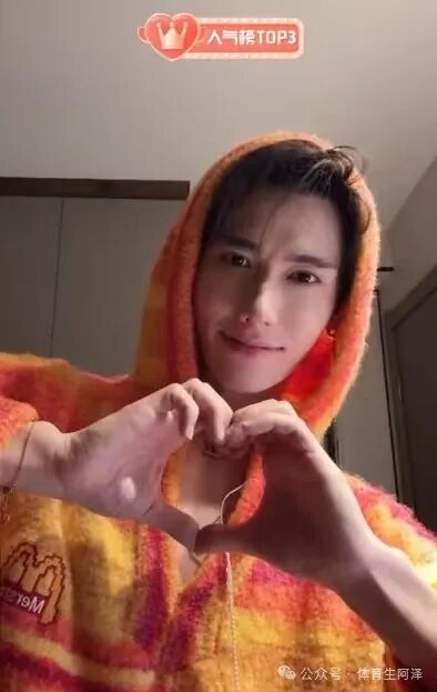 曾被女记者采访的百万网红，现是顶流，日收入10万......