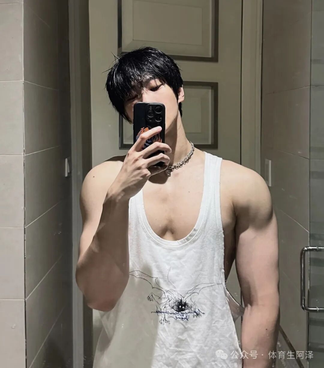 190帅气直男约榜一大哥线下吃法，结果被富婆发现，富婆痛斥忘本.....