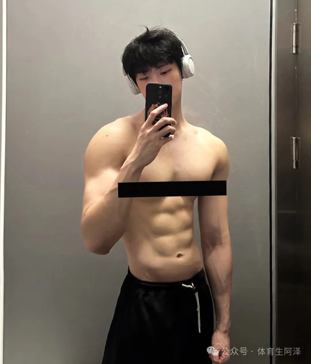 190帅气直男约榜一大哥线下吃法，结果被富婆发现，富婆痛斥忘本.....