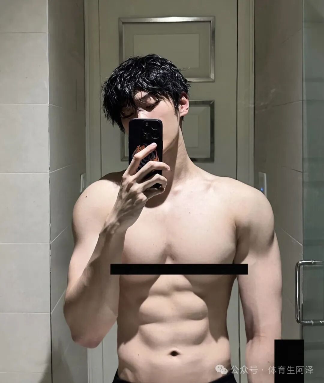 190帅气直男约榜一大哥线下吃法，结果被富婆发现，富婆痛斥忘本.....