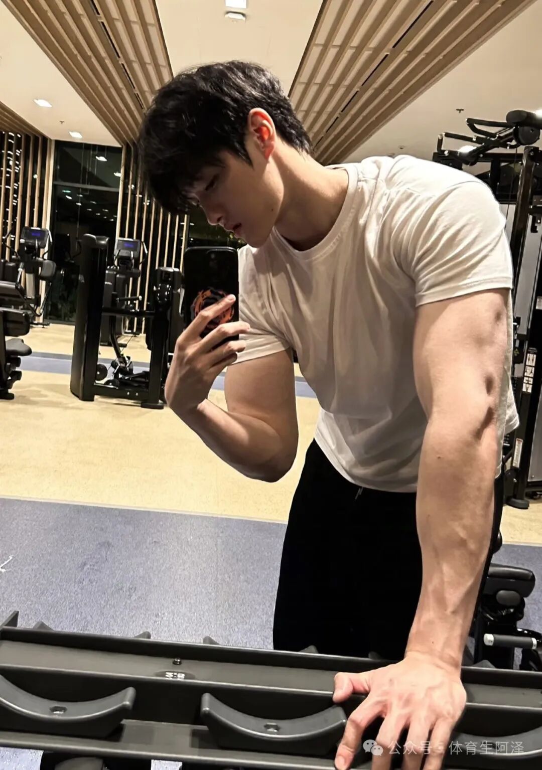 190帅气直男约榜一大哥线下吃法，结果被富婆发现，富婆痛斥忘本.....