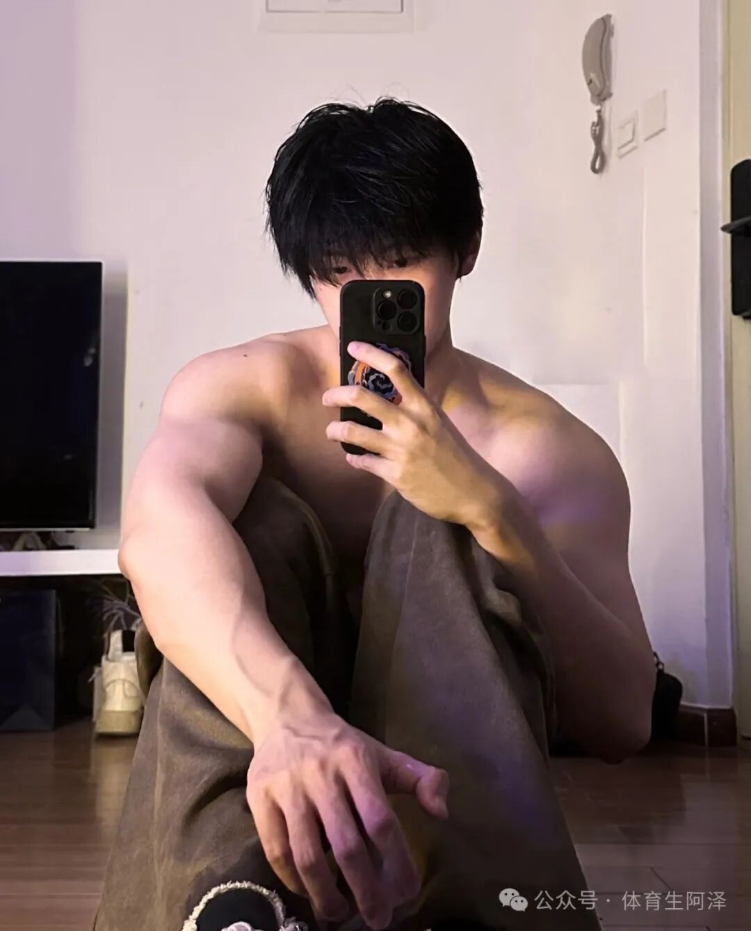 190帅气直男约榜一大哥线下吃法，结果被富婆发现，富婆痛斥忘本.....