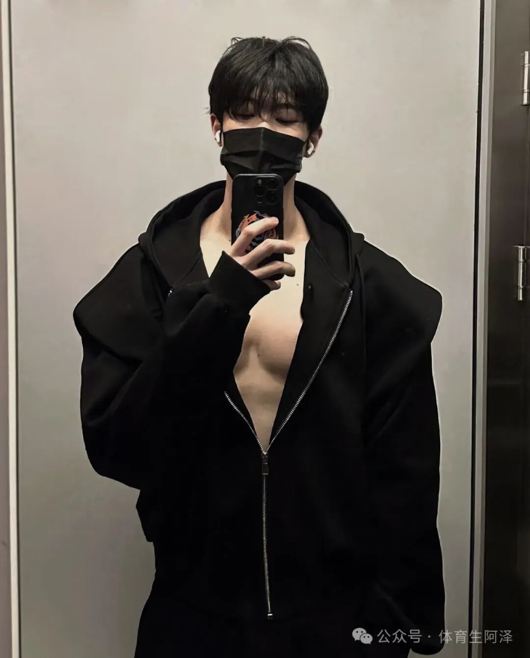 190帅气直男约榜一大哥线下吃法，结果被富婆发现，富婆痛斥忘本.....