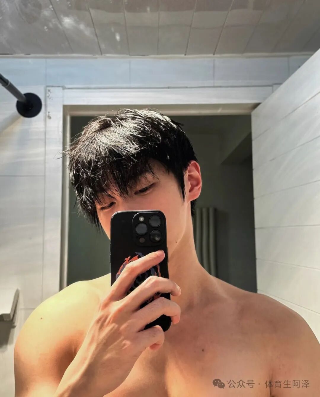 190帅气直男约榜一大哥线下吃法，结果被富婆发现，富婆痛斥忘本.....