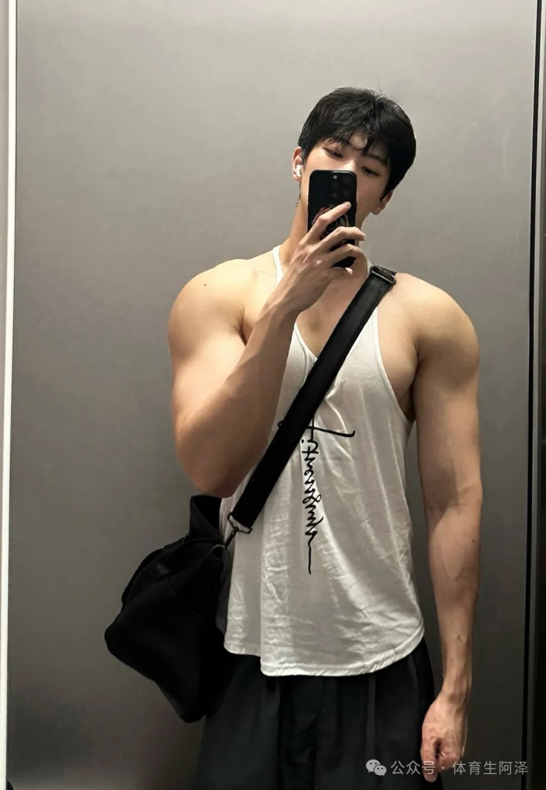 190帅气直男约榜一大哥线下吃法，结果被富婆发现，富婆痛斥忘本.....