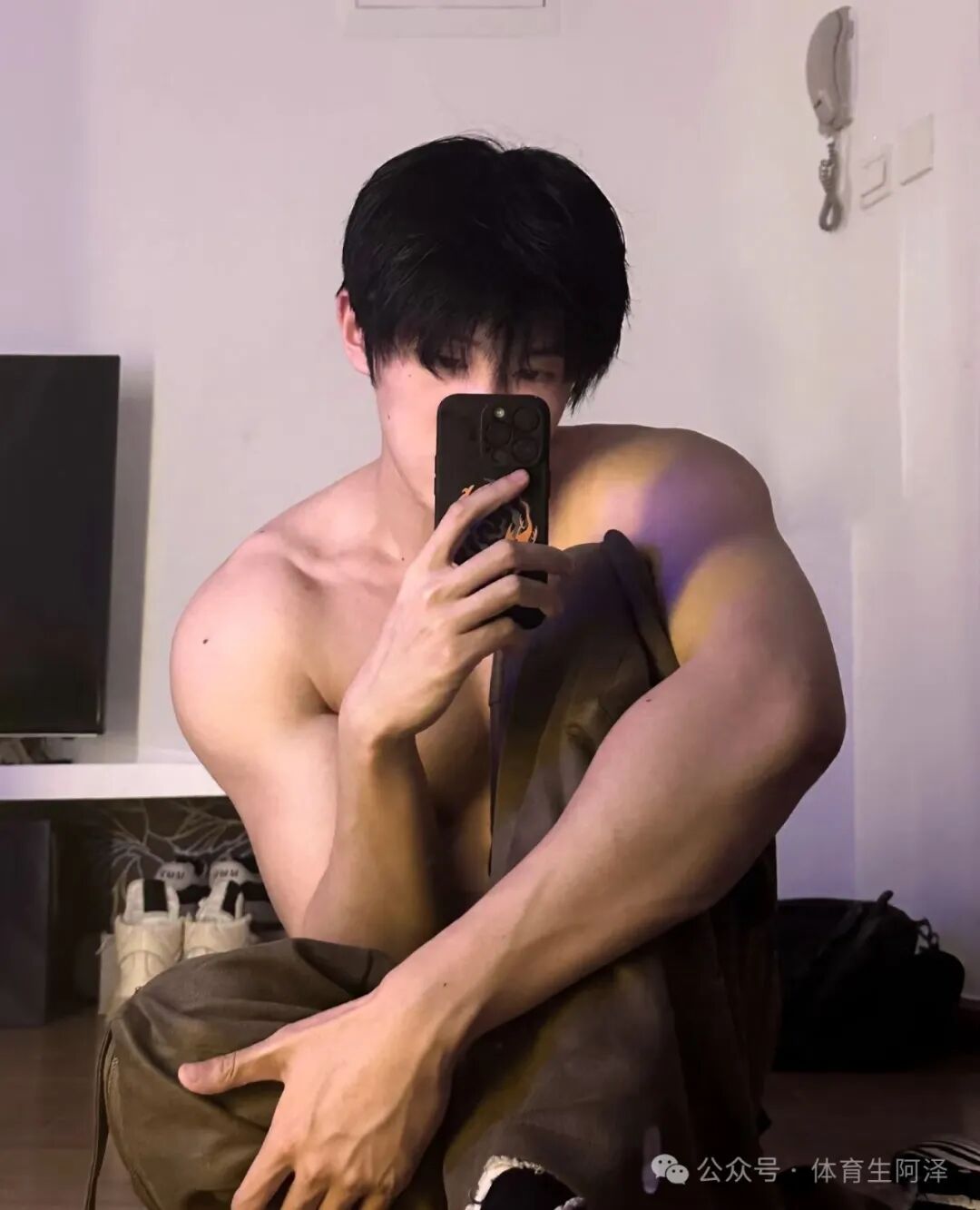 190帅气直男约榜一大哥线下吃法，结果被富婆发现，富婆痛斥忘本.....