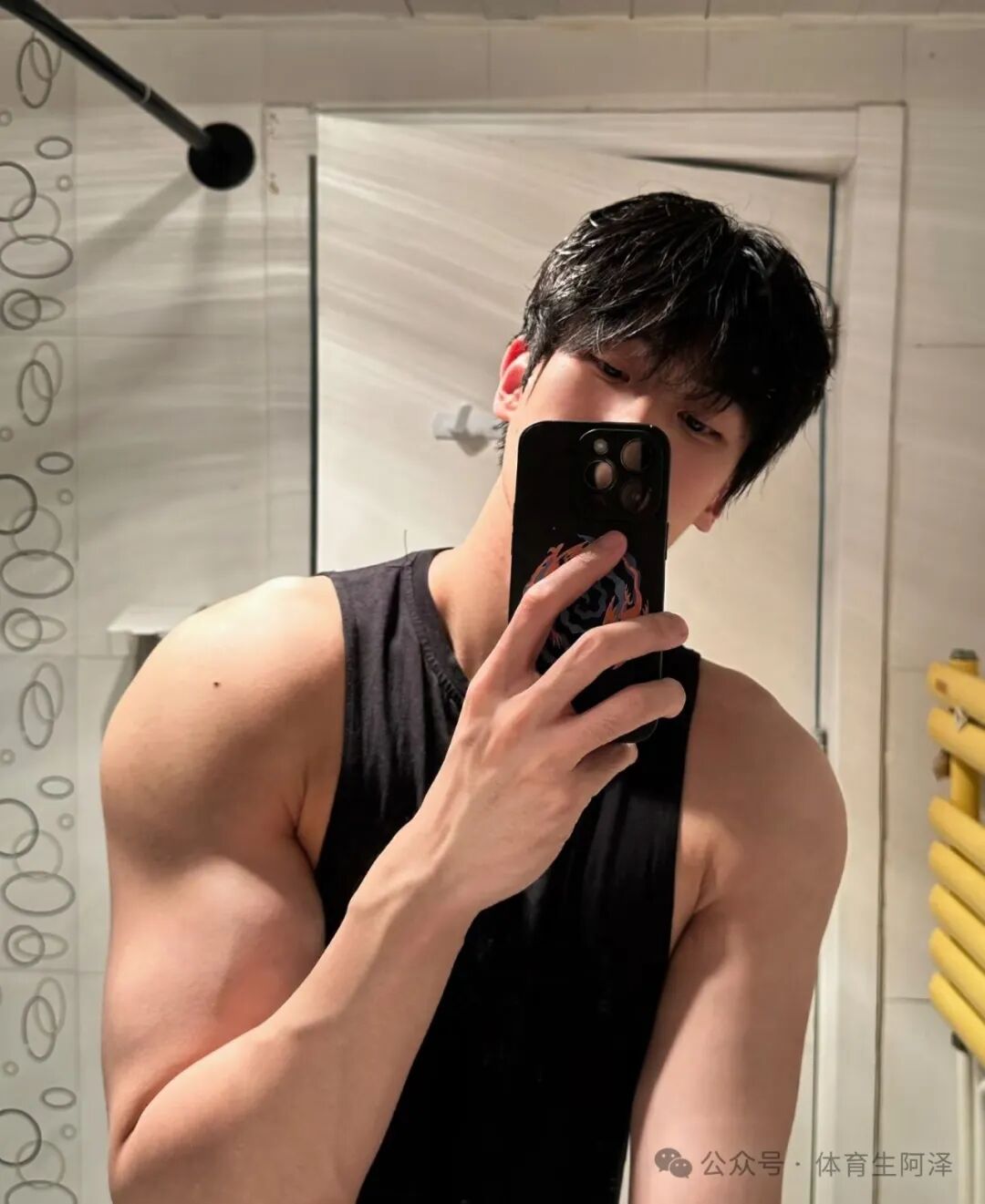 190帅气直男约榜一大哥线下吃法，结果被富婆发现，富婆痛斥忘本.....