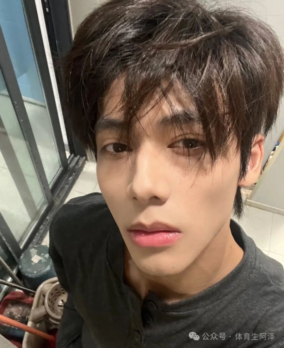 神似宋威龙，浙江肌肉校草因一张照片爆火网络......