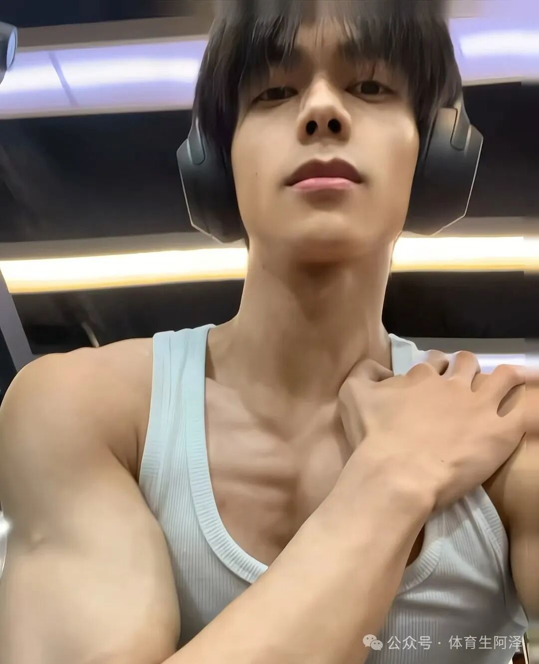 神似宋威龙，浙江肌肉校草因一张照片爆火网络......