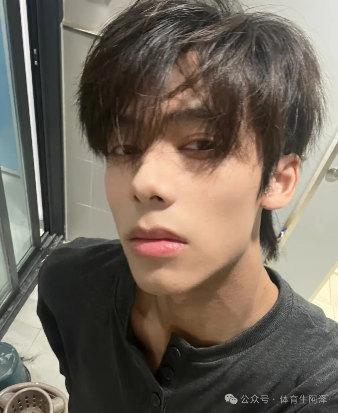 神似宋威龙，浙江肌肉校草因一张照片爆火网络......