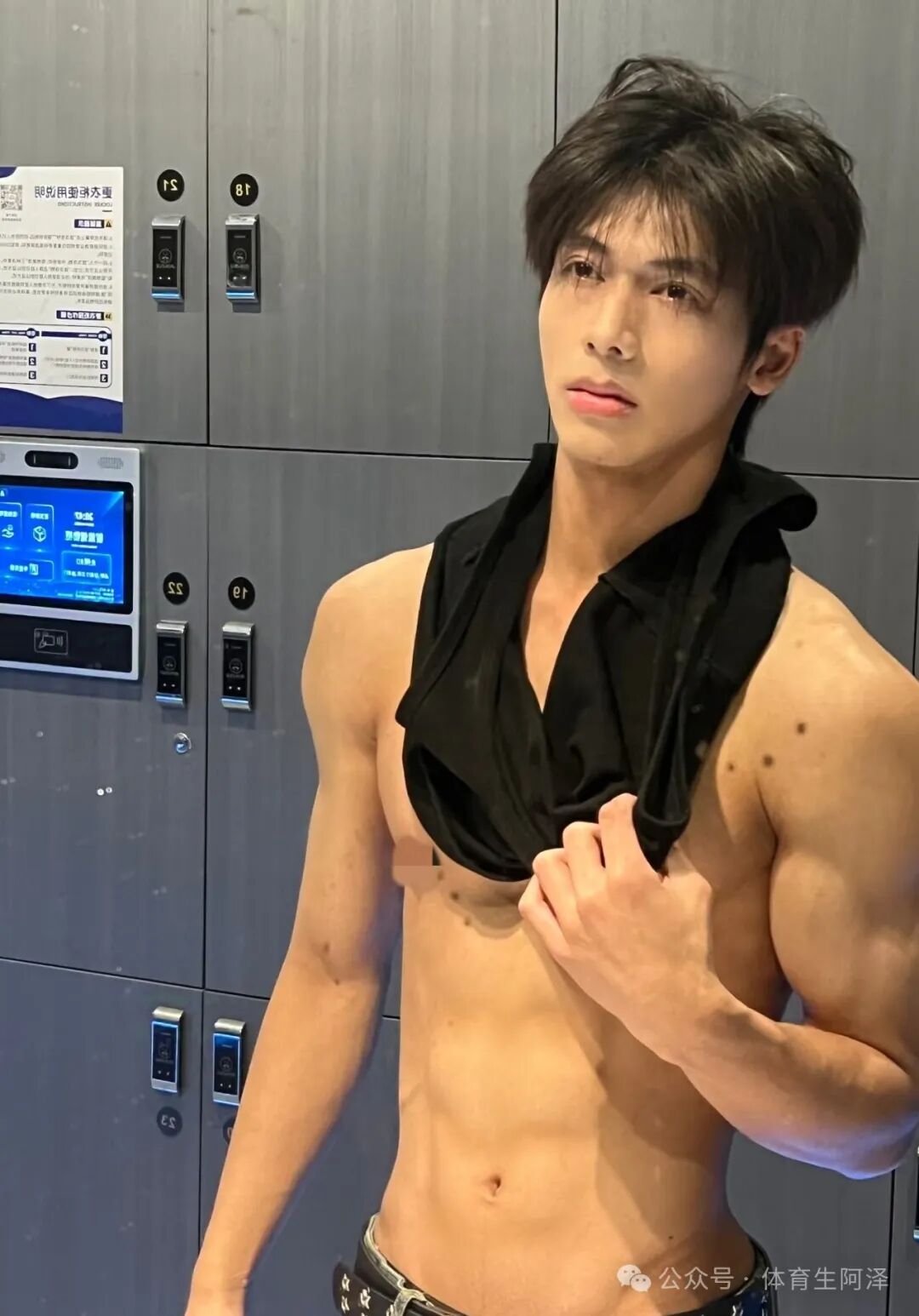 神似宋威龙，浙江肌肉校草因一张照片爆火网络......