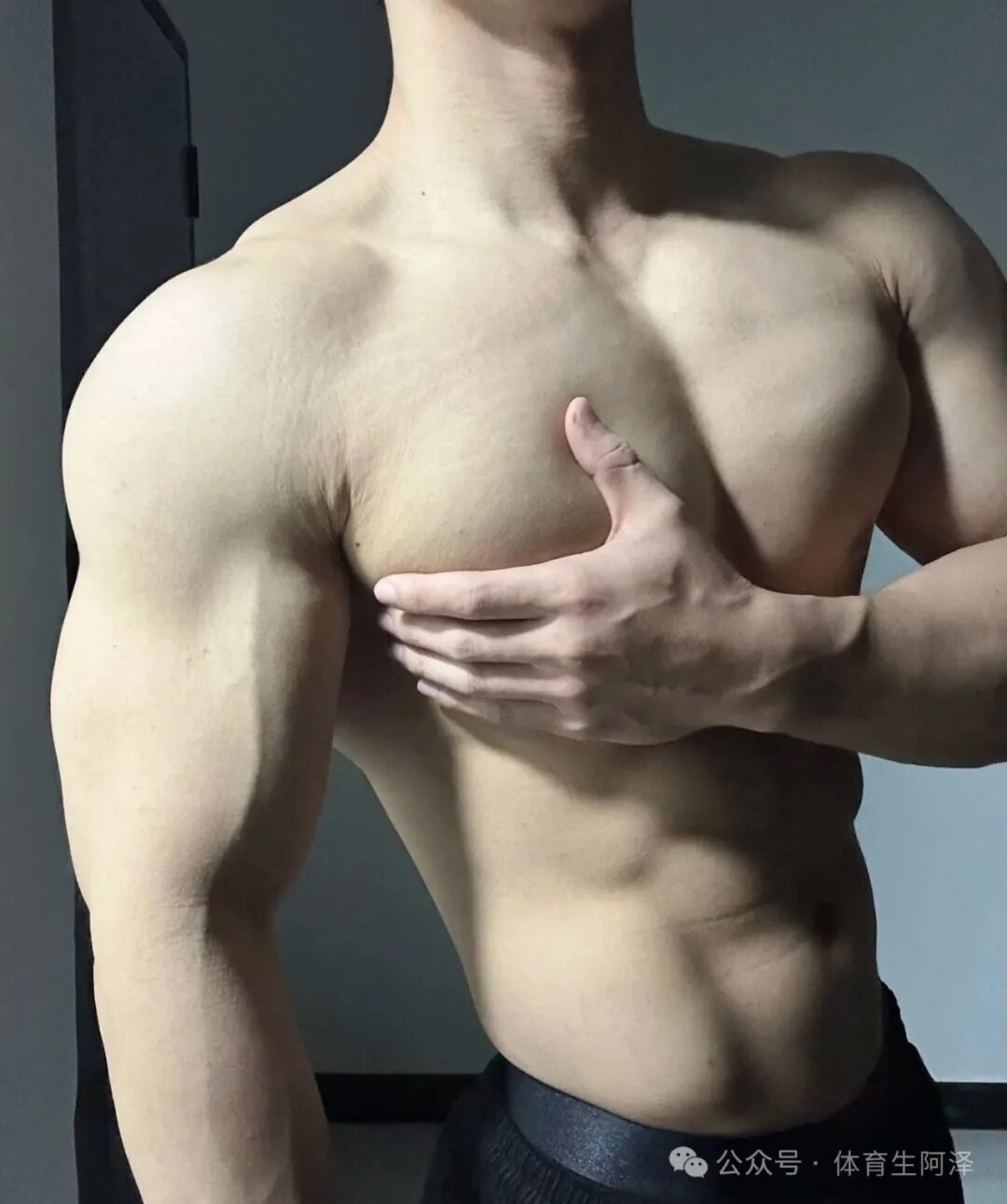 八块腹肌饱满胸肌，健身教练太诱人，网友：“口水都留下来了”.....