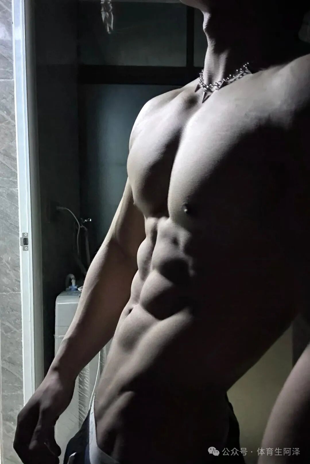 八块腹肌饱满胸肌，健身教练太诱人，网友：“口水都留下来了”.....