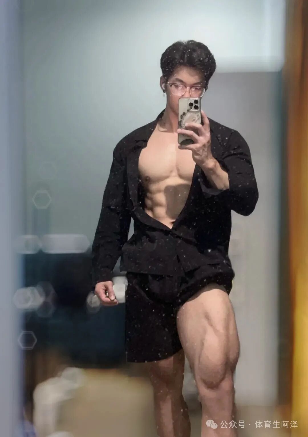 八块腹肌饱满胸肌，健身教练太诱人，网友：“口水都留下来了”.....