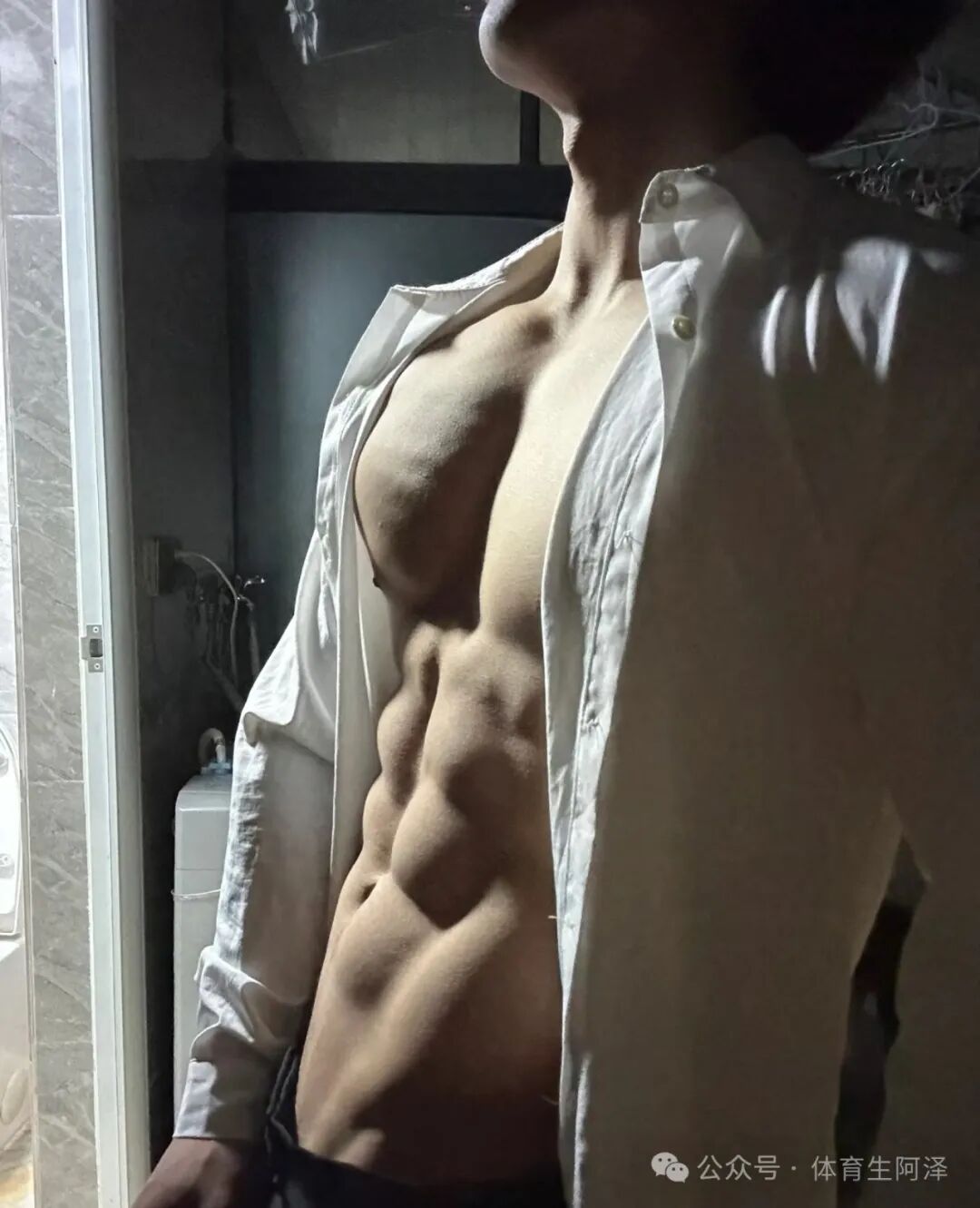 八块腹肌饱满胸肌，健身教练太诱人，网友：“口水都留下来了”.....