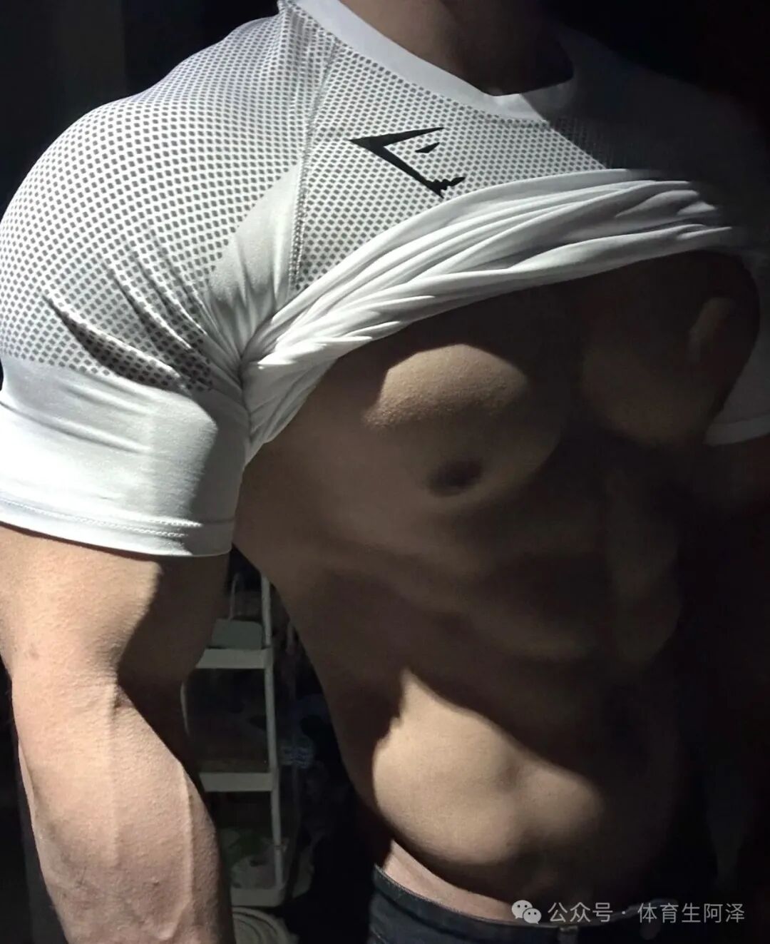 八块腹肌饱满胸肌，健身教练太诱人，网友：“口水都留下来了”.....