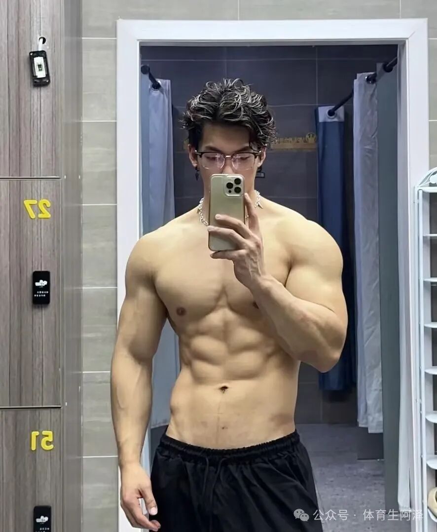 八块腹肌饱满胸肌，健身教练太诱人，网友：“口水都留下来了”.....