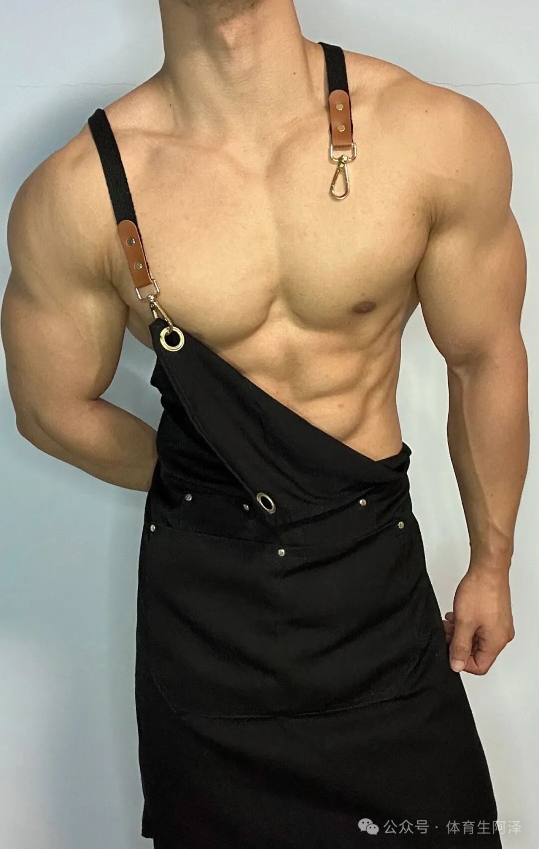 八块腹肌饱满胸肌，健身教练太诱人，网友：“口水都留下来了”.....