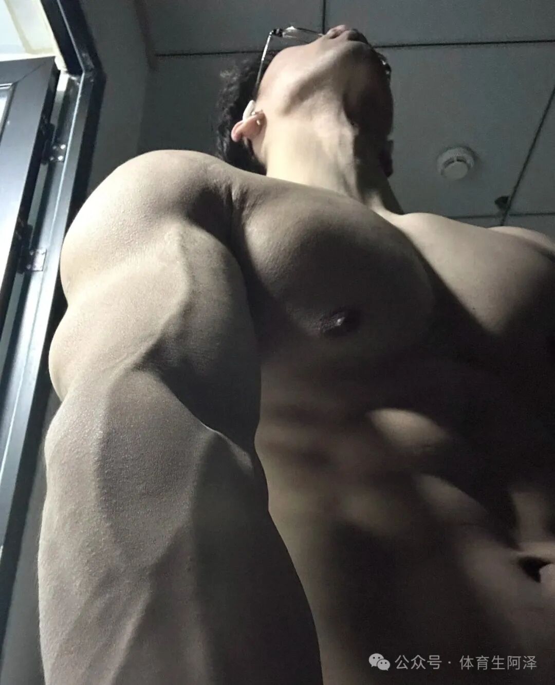 八块腹肌饱满胸肌，健身教练太诱人，网友：“口水都留下来了”.....