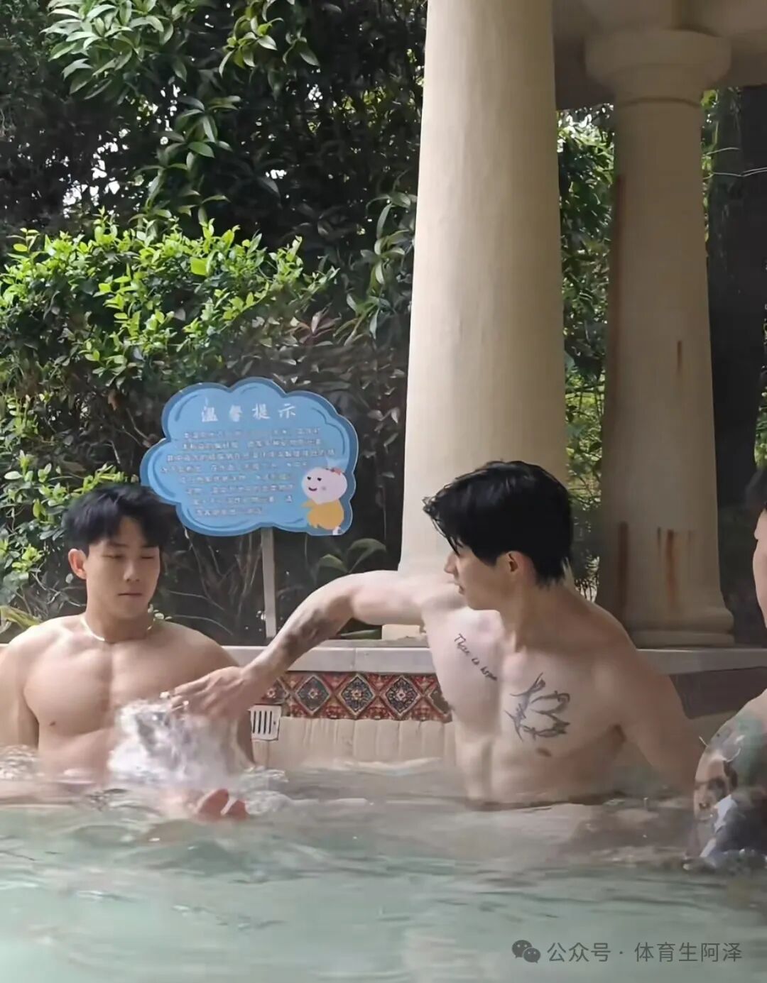 195健身腹肌男模体育生，泳池内上演"三人行"，场面太炸裂.....