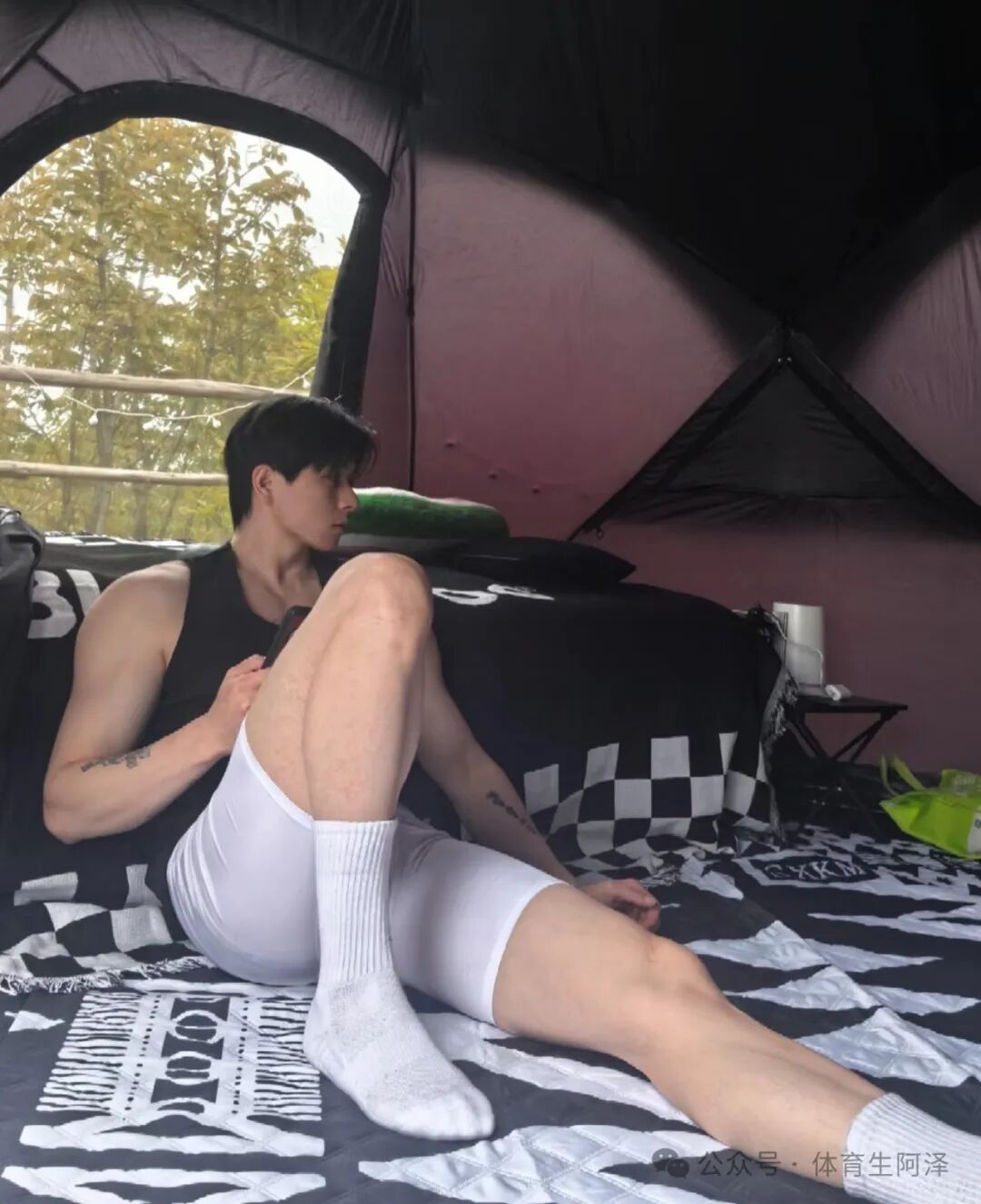 195健身腹肌男模体育生，泳池内上演"三人行"，场面太炸裂.....