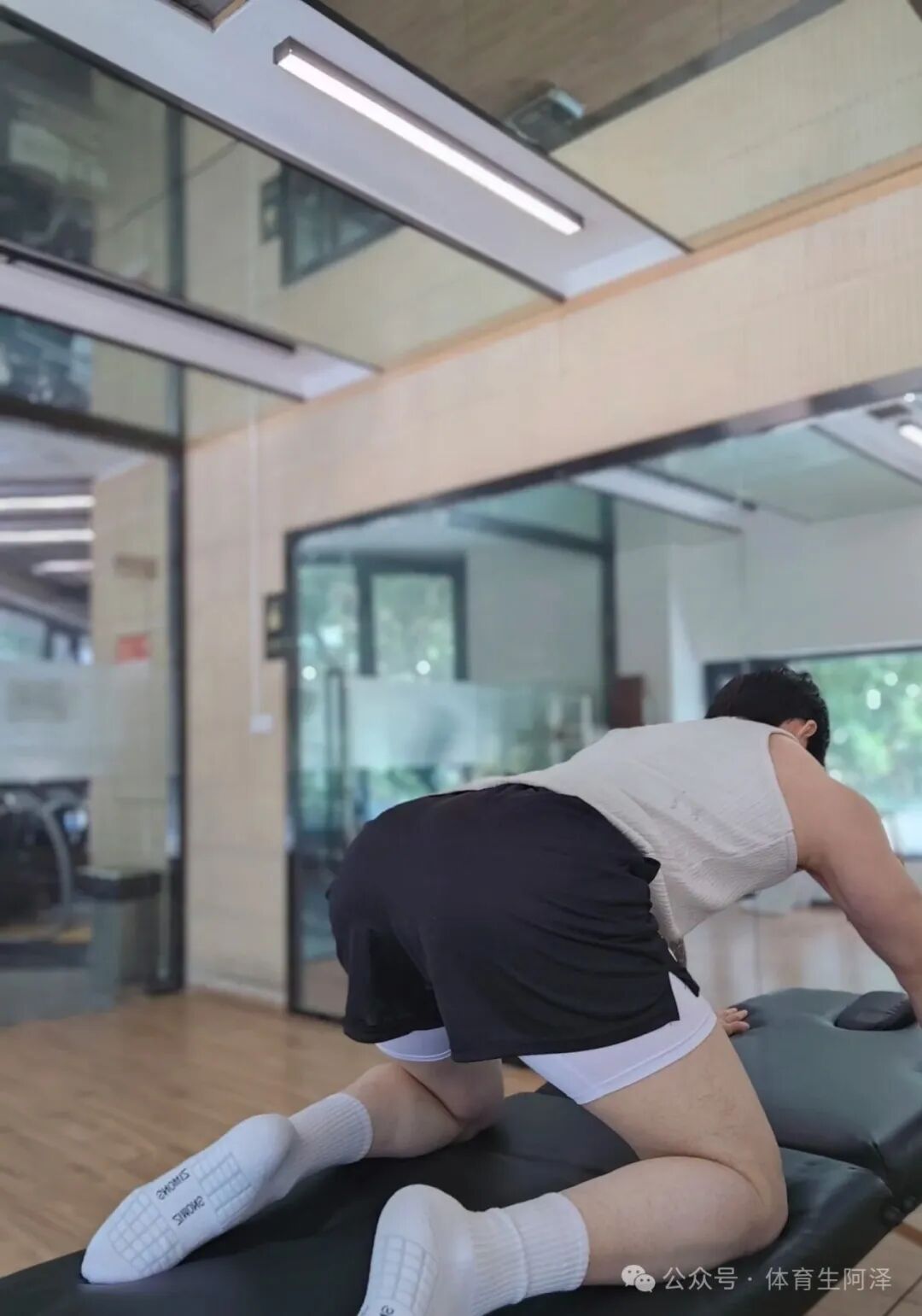 195健身腹肌男模体育生，泳池内上演"三人行"，场面太炸裂.....