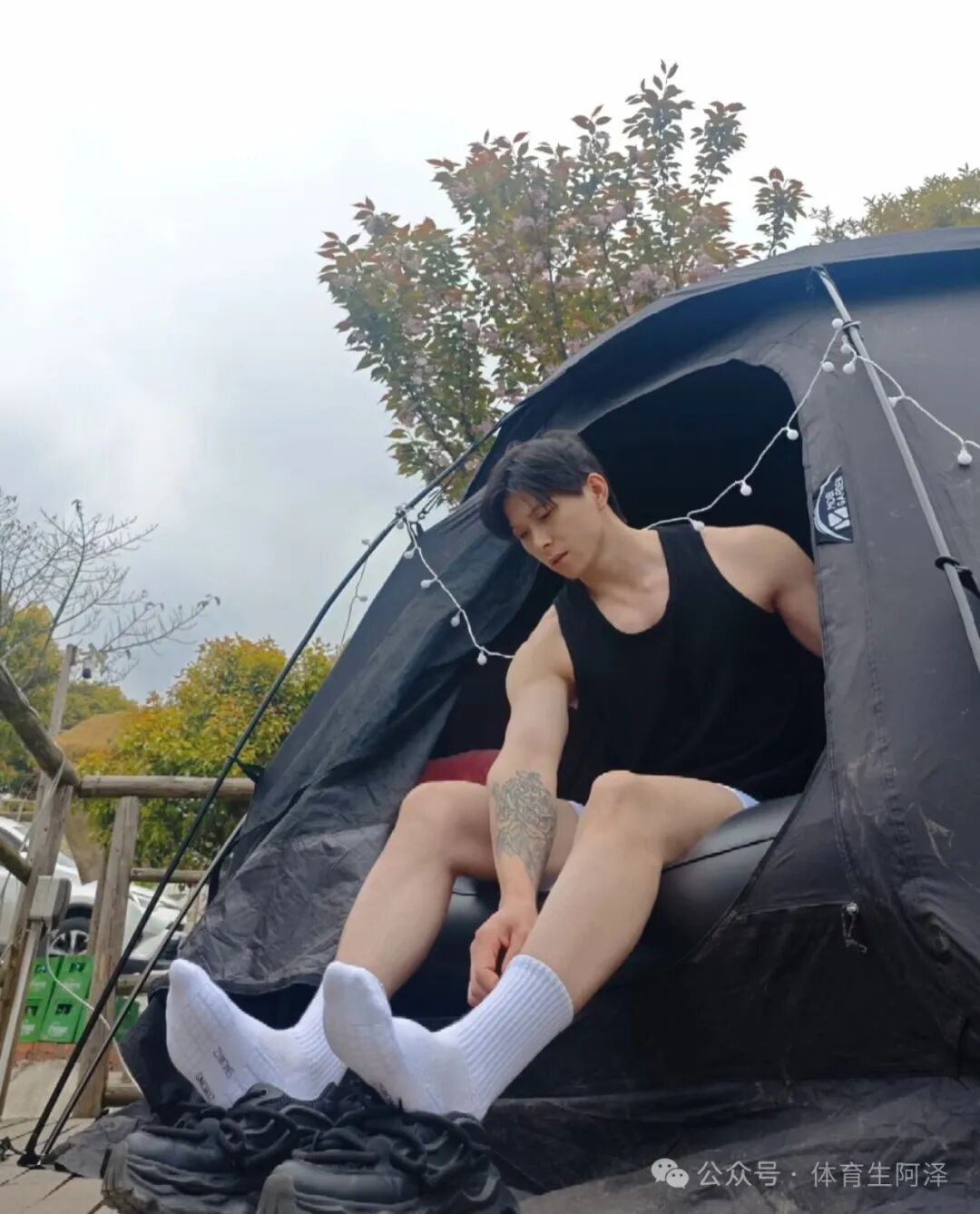 195健身腹肌男模体育生，泳池内上演"三人行"，场面太炸裂.....