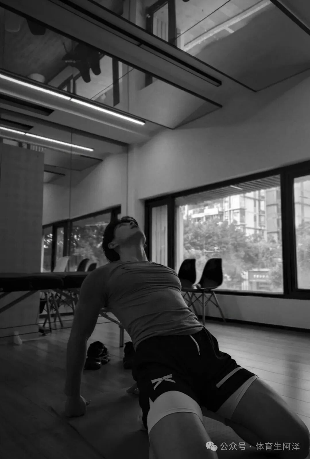 195健身腹肌男模体育生，泳池内上演"三人行"，场面太炸裂.....