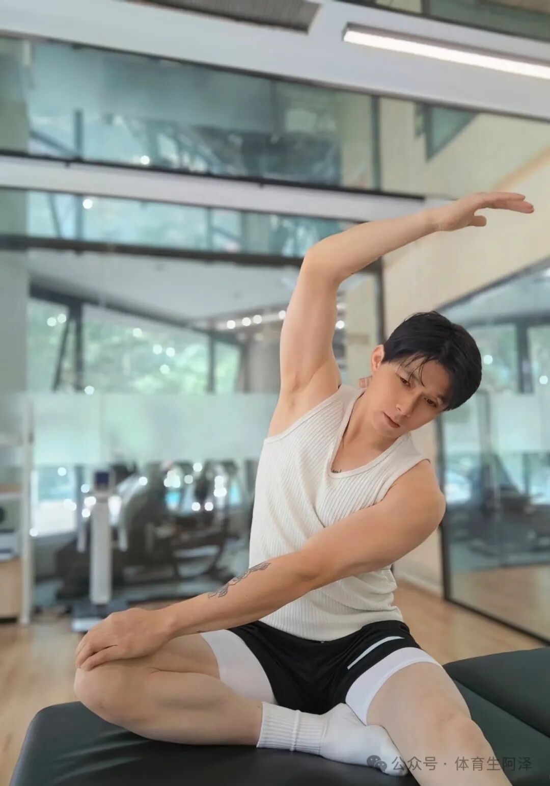 195健身腹肌男模体育生，泳池内上演"三人行"，场面太炸裂.....