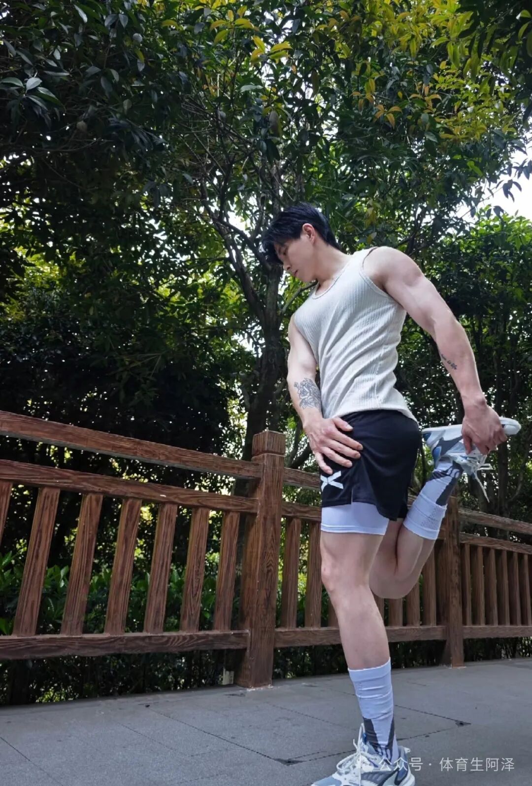 195健身腹肌男模体育生，泳池内上演"三人行"，场面太炸裂.....