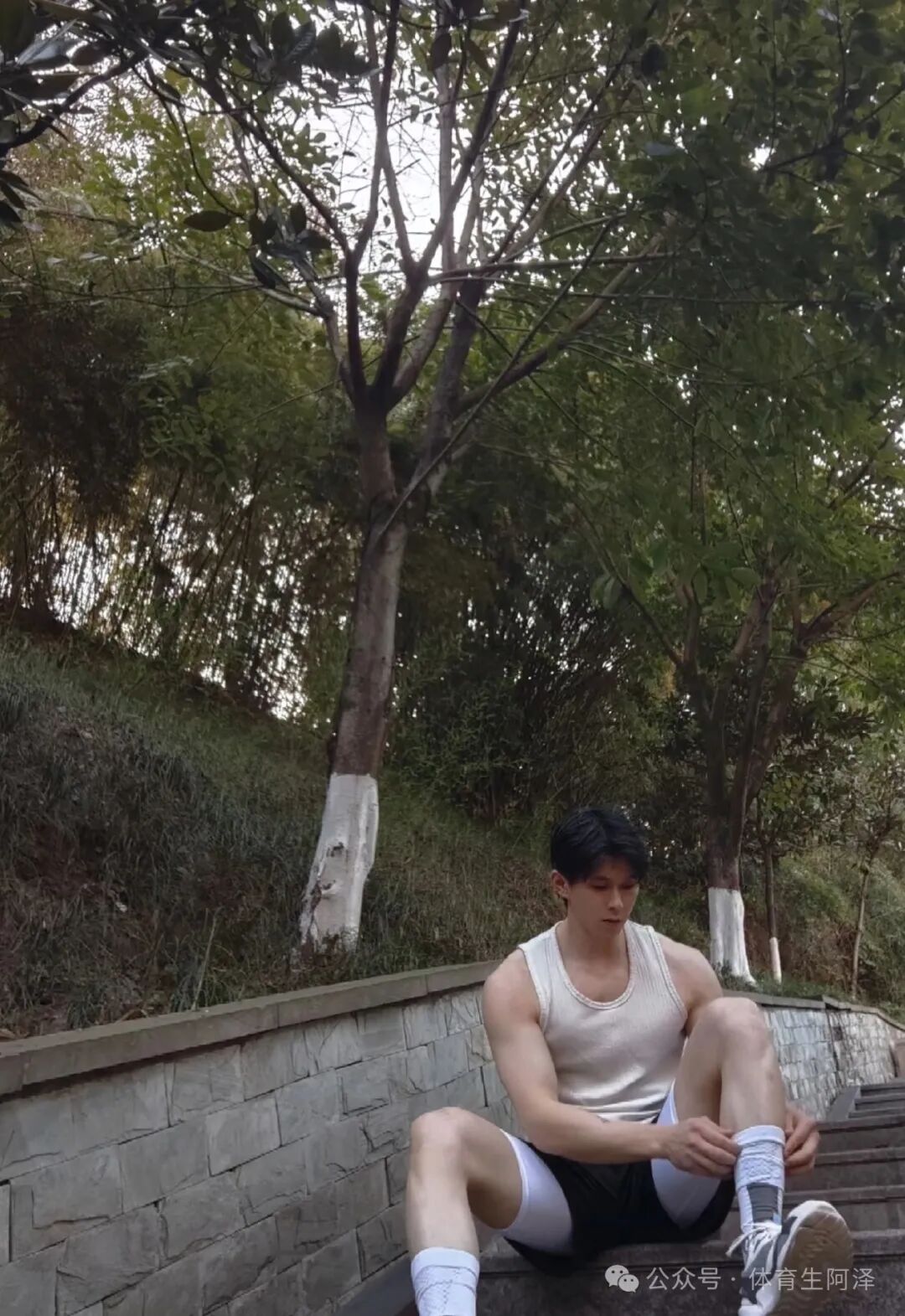 195健身腹肌男模体育生，泳池内上演"三人行"，场面太炸裂.....