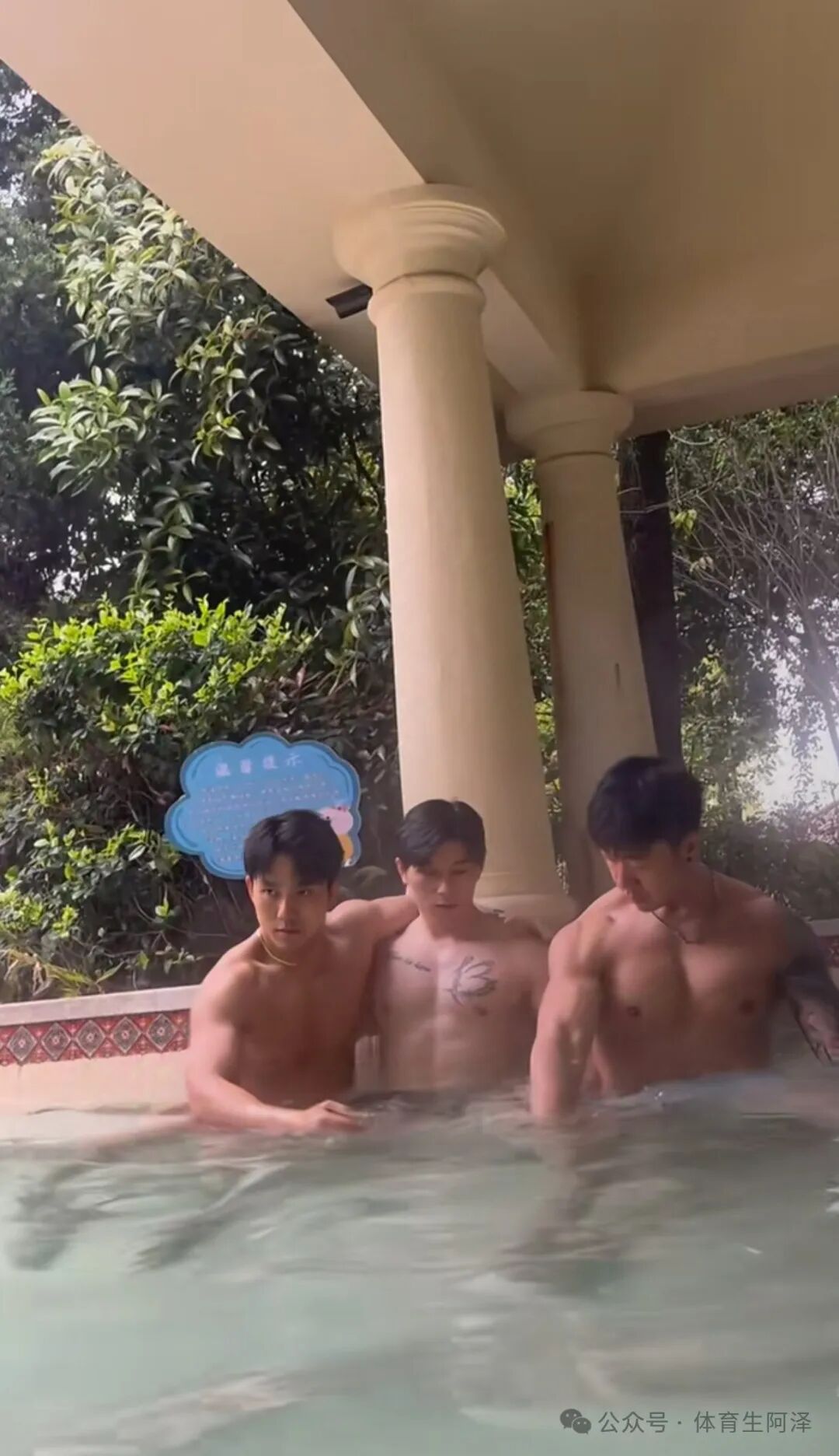 195健身腹肌男模体育生，泳池内上演"三人行"，场面太炸裂.....