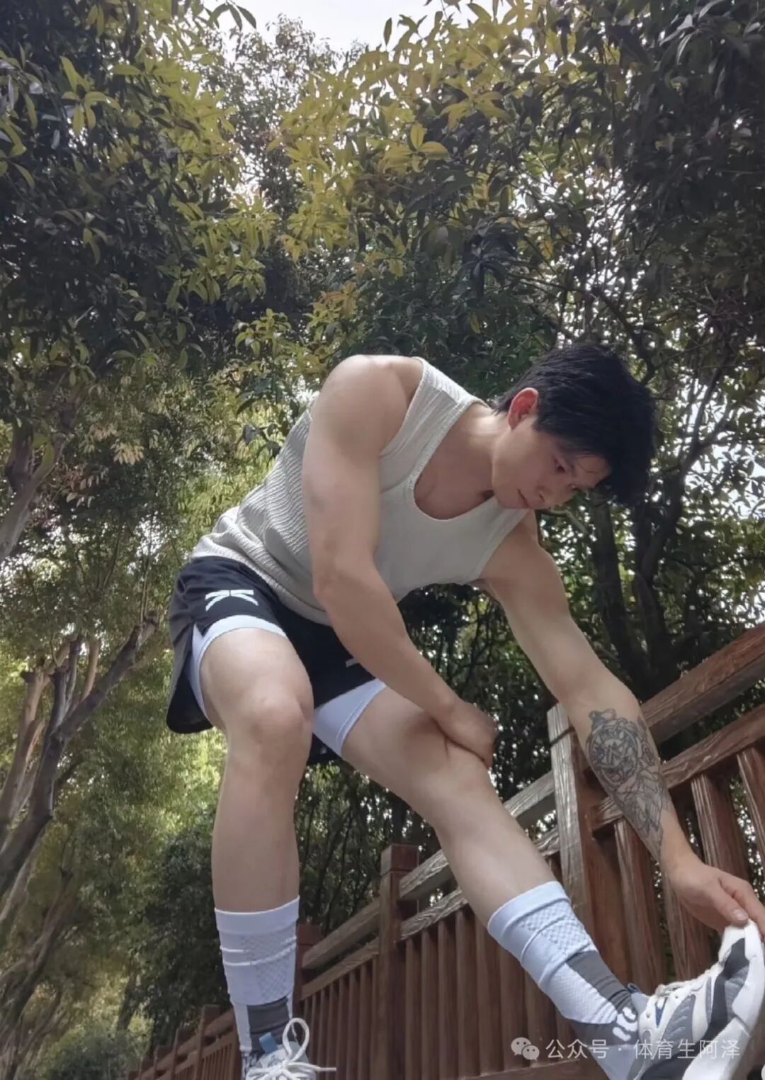 195健身腹肌男模体育生，泳池内上演"三人行"，场面太炸裂.....