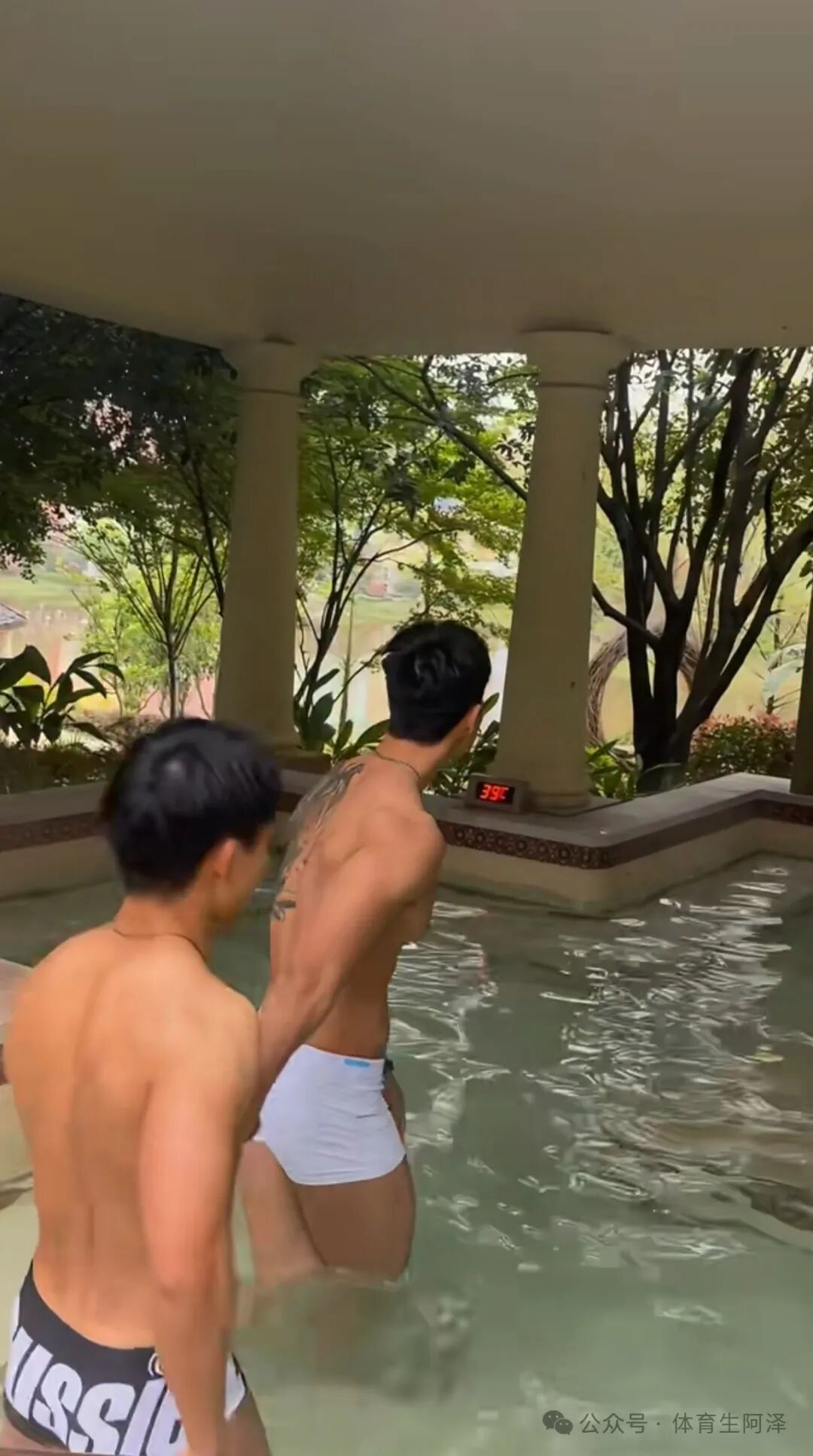 195健身腹肌男模体育生，泳池内上演"三人行"，场面太炸裂.....