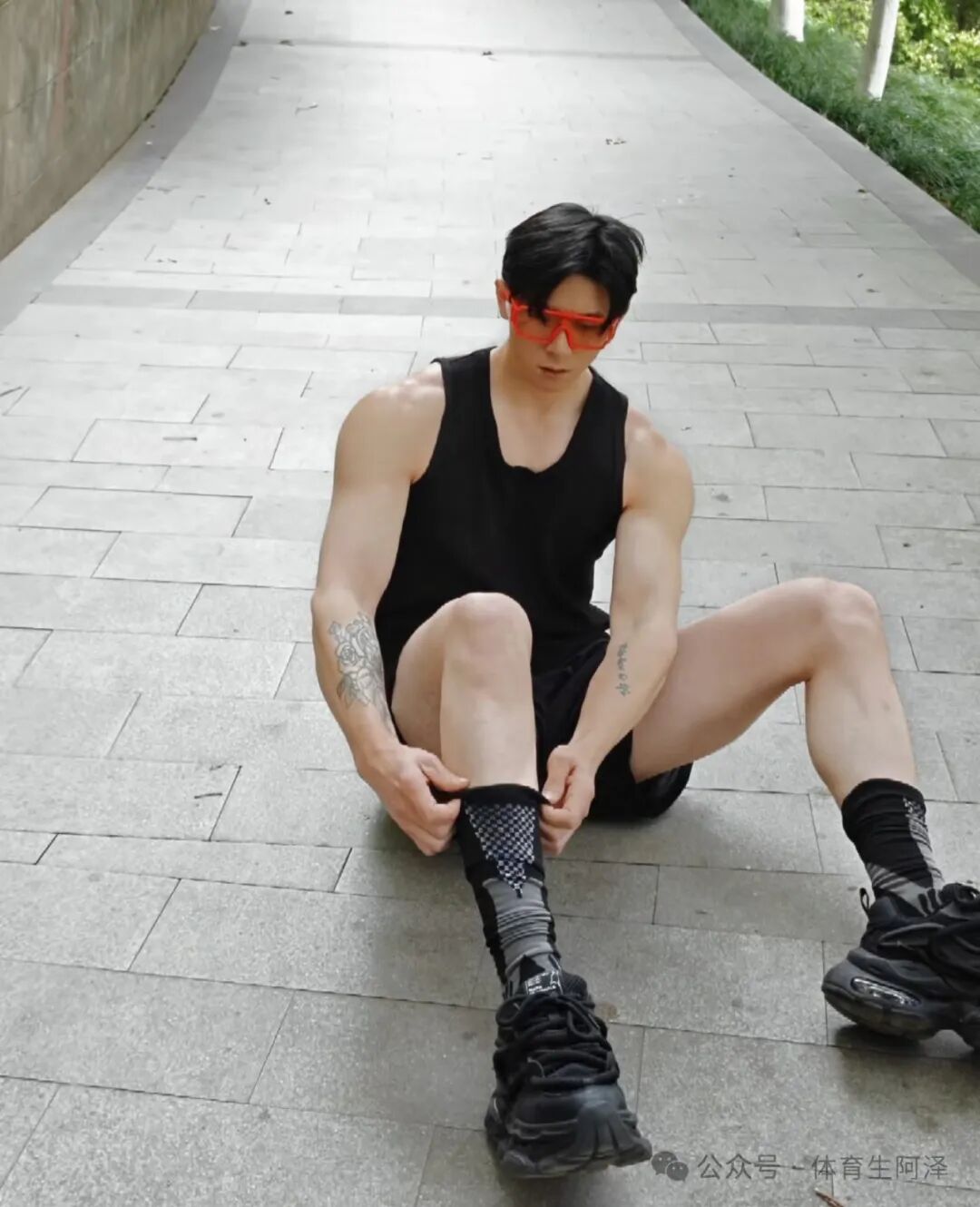 195健身腹肌男模体育生，泳池内上演"三人行"，场面太炸裂.....