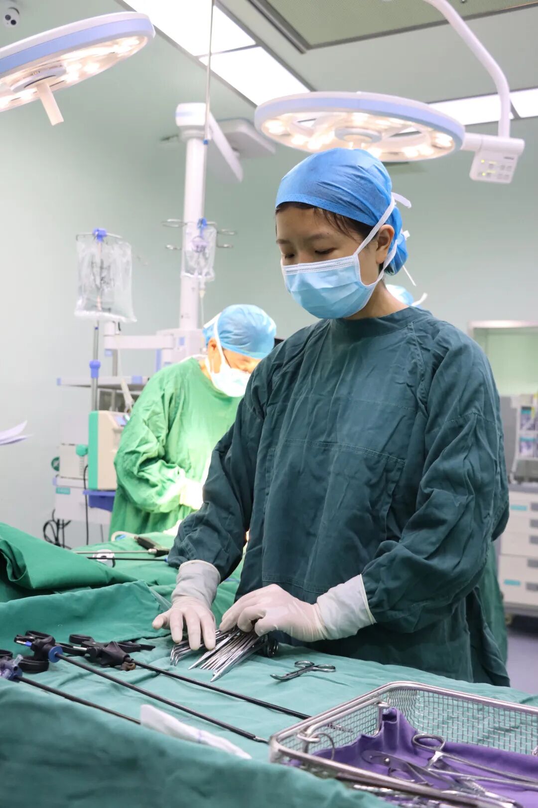 无影灯有什么特点一科一品一特色丨山东医专附属医院（临沂市老年病医院） 手术室：无影灯下暖如春_https://www.jmylbn.com_新闻资讯_第2张