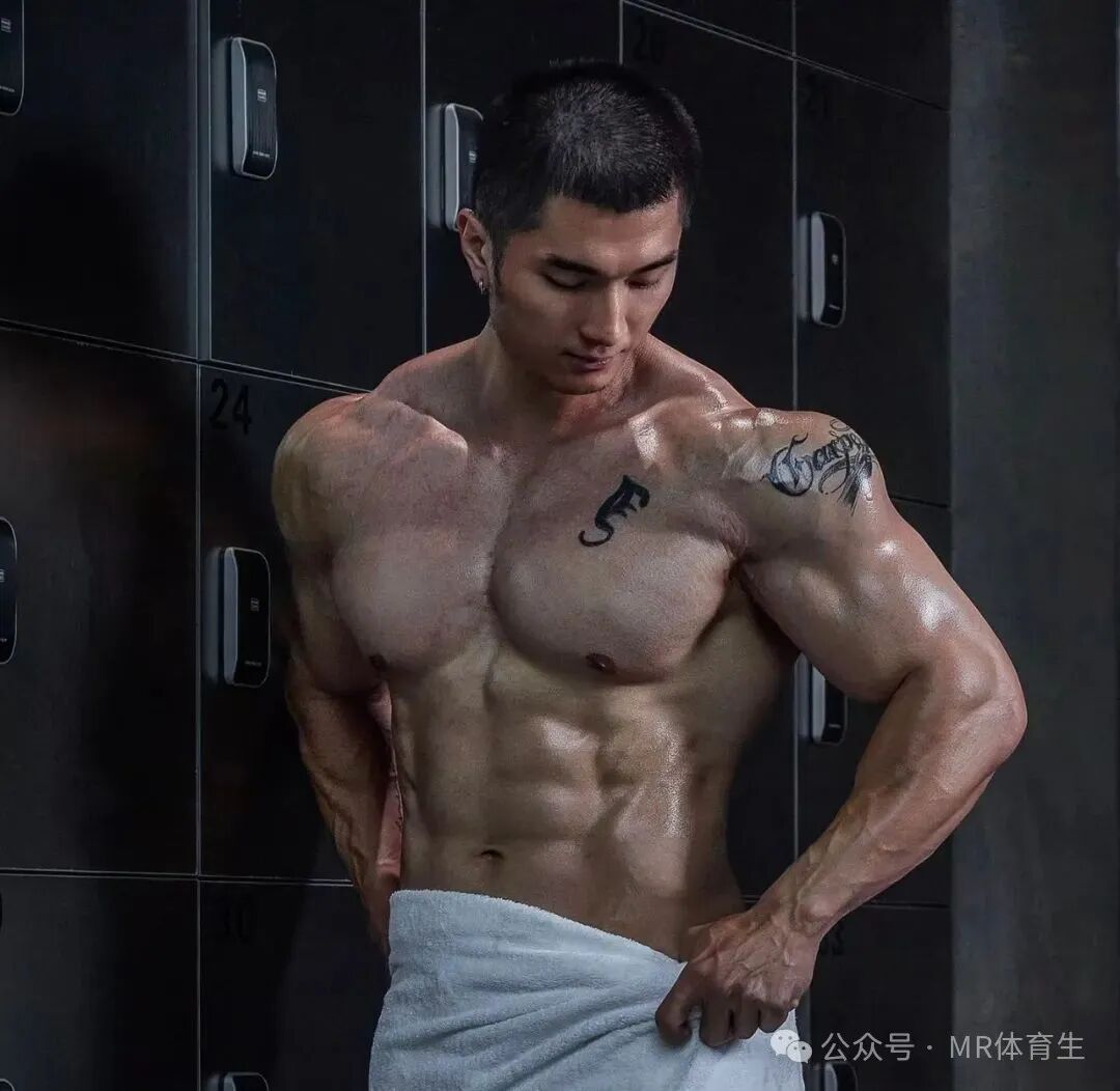 24岁广州巨无霸健身私教，壮硕野性，这身肌肉简直绝了