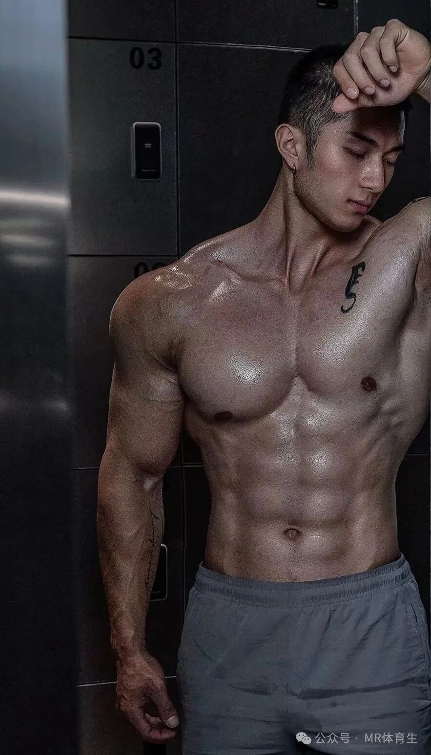 24岁广州巨无霸健身私教，壮硕野性，这身肌肉简直绝了