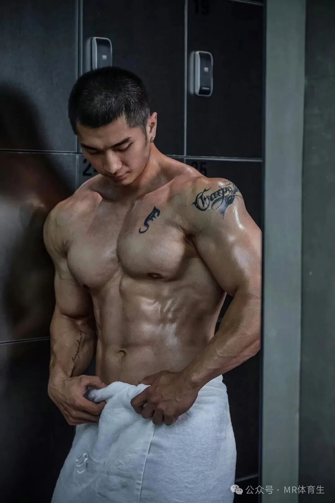 24岁广州巨无霸健身私教，壮硕野性，这身肌肉简直绝了